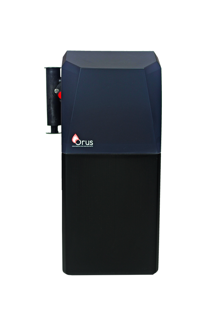Adoucisseur ORUS 2 – vue de face, design compact noir avec logo Orus